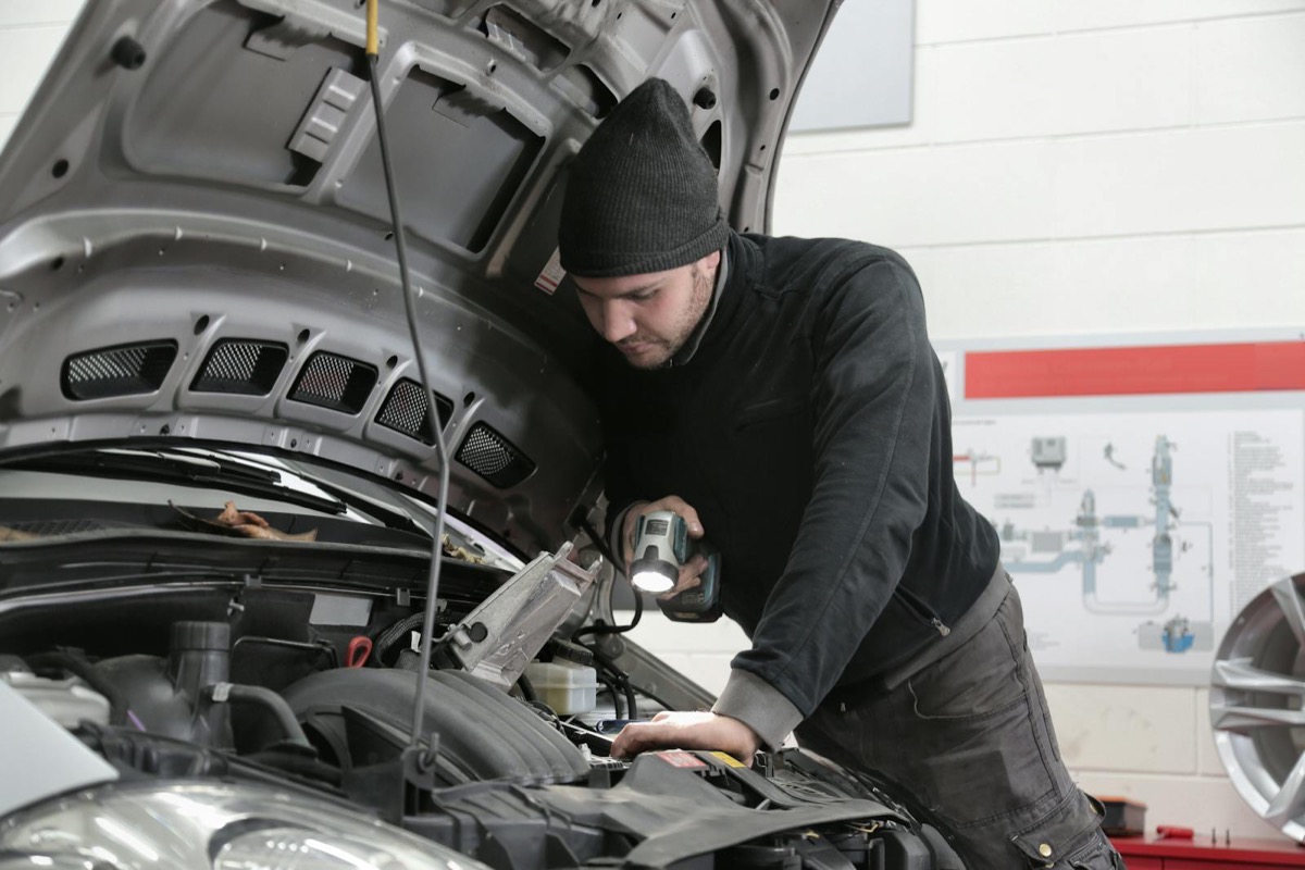 Auto wassen in de volle zon
