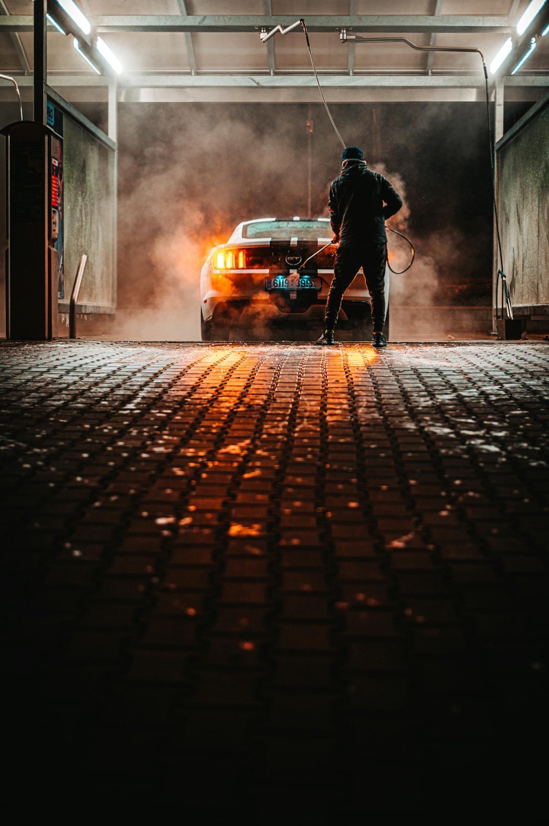 Zelf wassen in de wasbox met hogedrukspuit bij een auto